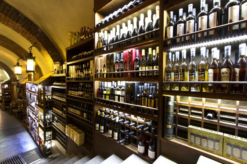 bar-MONTMEYAN-min_world_street_travel_shop_canon_georgia_wine_bottles-429767